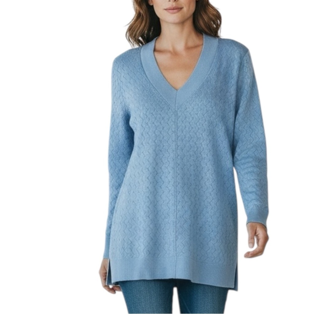 CABLE & GAUGE Lightweight V-neck Sweater in Light Blue Size Medium NWT